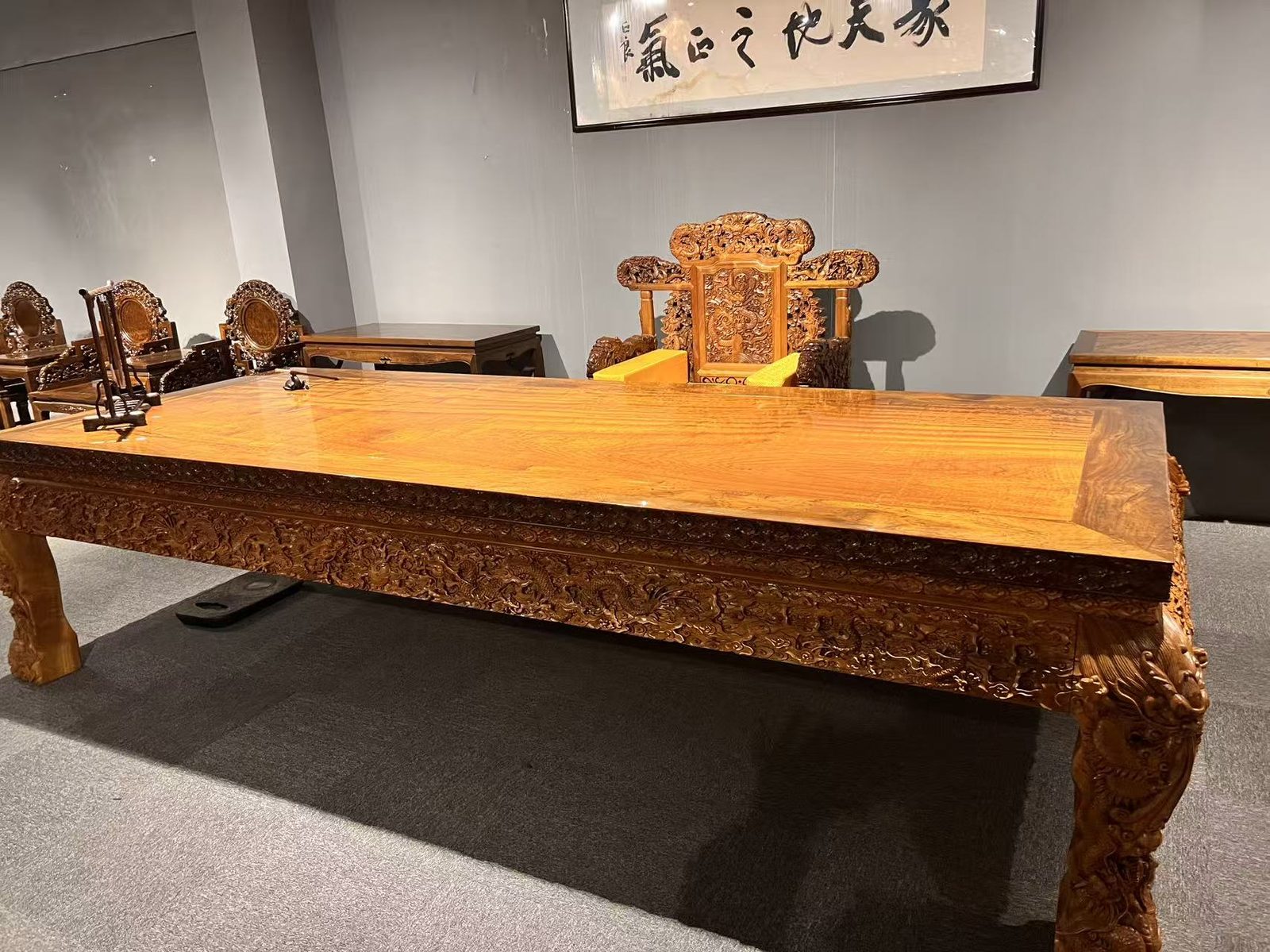 雕花条案